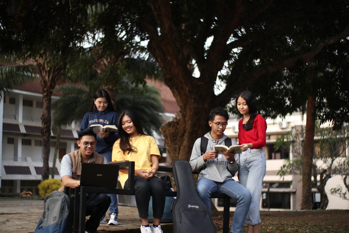Suasana Belajar Mahasiswa Baru STT Aletheia